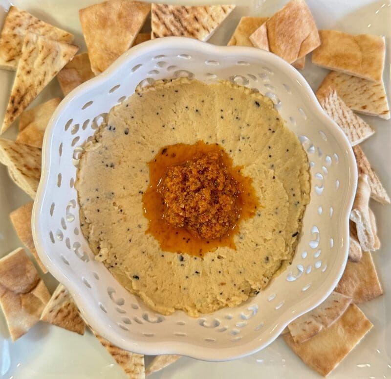 everything bagel hummus with red peppers